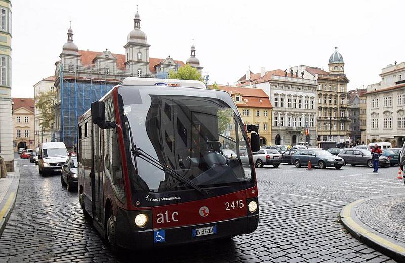 Minibus míří k druhé zastávce na rohu Malostranského náměstí a Nerudovy ulice.