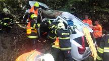 Havárie vozidla s náročným vyprošťováním zraněného řidiče