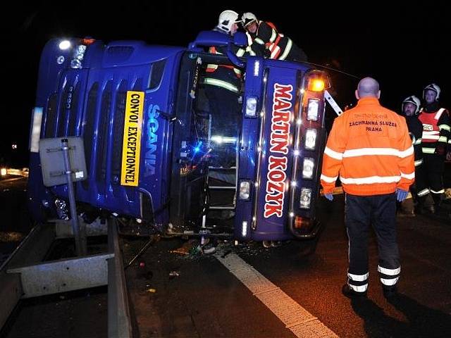 Dopravní nehoda kamionu na nájezdu na Vysočanskou radiálu na severovýchodním okraji Prahy.