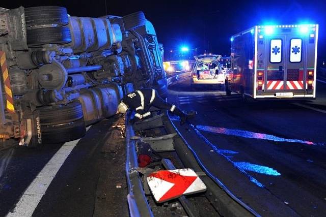 Dopravní nehoda kamionu na nájezdu na Vysočanskou radiálu na severovýchodním okraji Prahy.