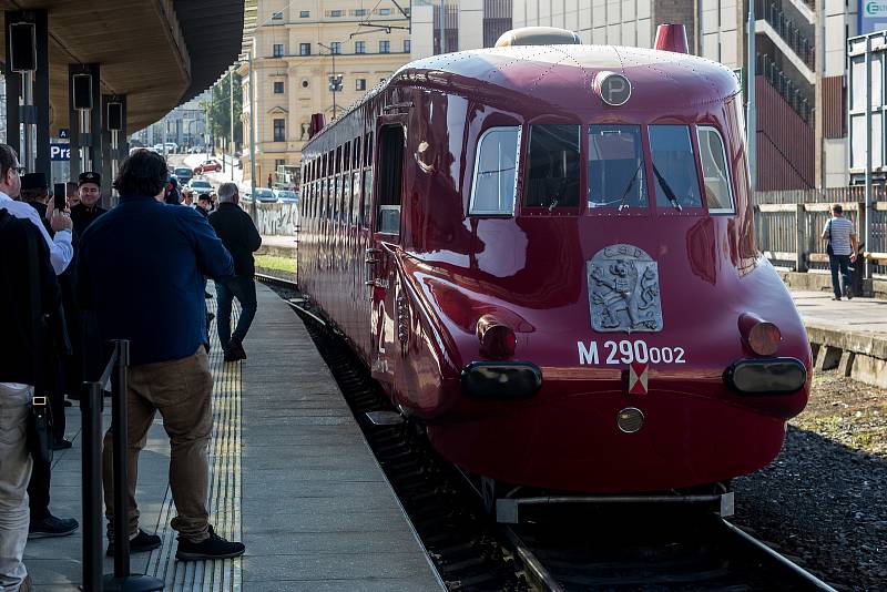 Legendární Slovenská strela na hlavním vlakovém nádraží v Praze.