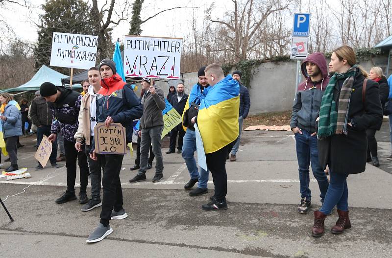 Demonstrace u ruské ambasády v Korunovační ulici v Praze.