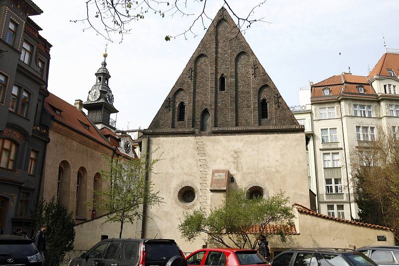 Vysoká synagoga stojí na snímku vlevo od Staronové, kam ústí tři vysoká okna. Mimo tří oken na severní straně byla také dvě okna na východní, směrem do (dnes již neexistující) uličce V kolnách (zanikla během asanace).