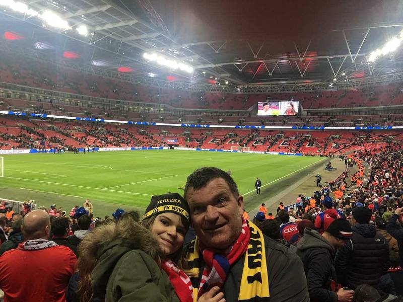 Josef Ondroušek s dcerou z Prahy ve Wembley.