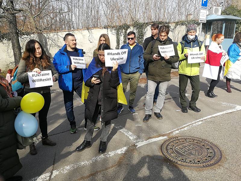 Protest před ruským velvyslanectvím v Praze 24. února 2022.