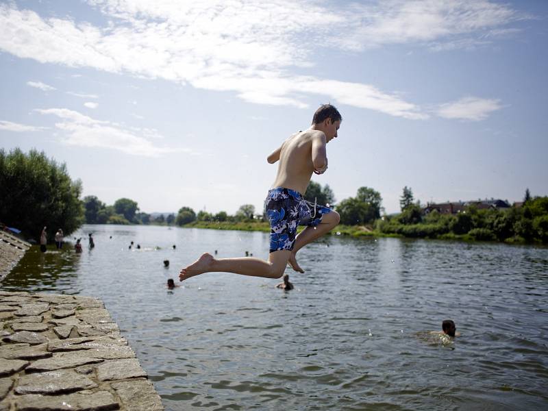 Lidé si užívali horkého počasí u jezu nedaleko Prahy