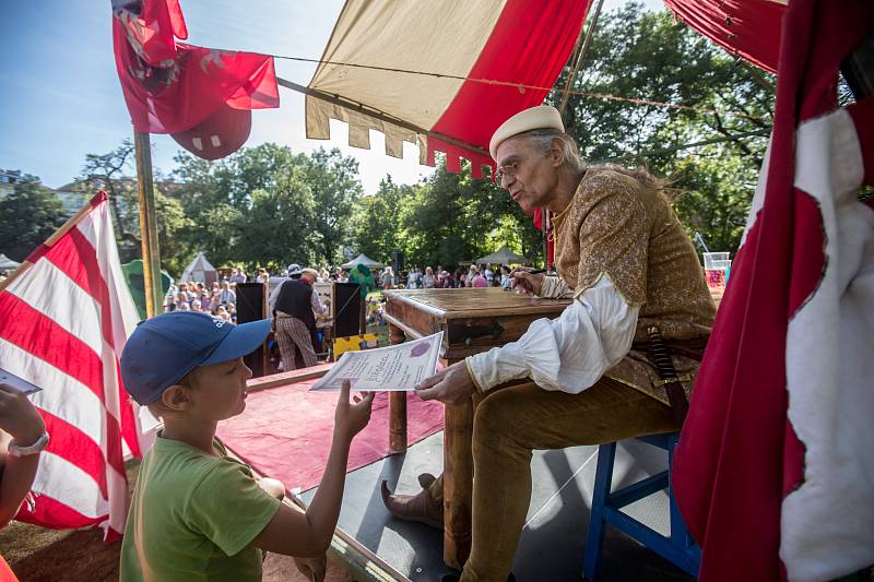 Zábavné odpoledne Karel IV - Dětské hraní v pražském parku Kampa.