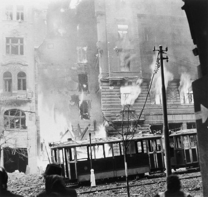 Bombardování. Ničivý účinek bomb nepocítila pouze Moravská ulice, ale také Vinohradská. Nespočet domů muselo být po spojeneckém bombardování v roce 1945 odklizeno.