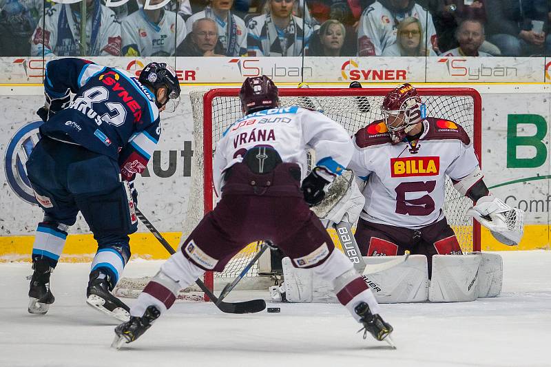 Druhý zápas předkola Generali play off Tipsport extraligy ledního hokeje se odehrál 7. března v liberecké Home Credit areně. Utkaly se celky Bílí Tygři Liberec a HC Sparta Praha. Na snímku zleva Martin Bakoš, Petr Vrána a brankář Sami Tapani Aittokallio.