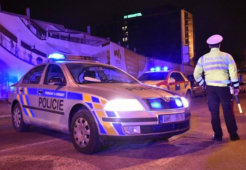 Ve Veletržní ulici převrátila řidička auto na střechu.