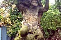 Socha Neptuna, která byla nalezena v zahradě tvrzi Třebotov, poputuje zpátky do vlastnictví Prahy 2.