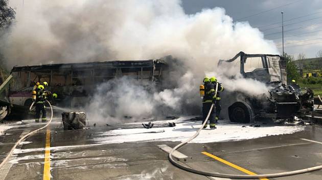 Při nehodě autobusu a kamionu s návěsem na Pražském okruhu došlo k velkému požáru a zemřel člověk.