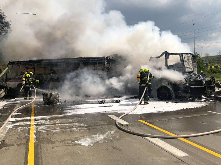 Při nehodě autobusu a kamionu s návěsem na Pražském okruhu došlo k velkému požáru a zemřel člověk.