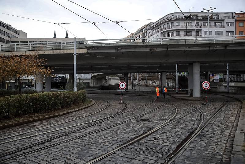 Situace okolo mostu u metra Vltavská 24. října ráno v Praze. TSK most, pod kterým jezdí tramvaje a chodí lidé, uzavřelo z důvodu špatného stavu.