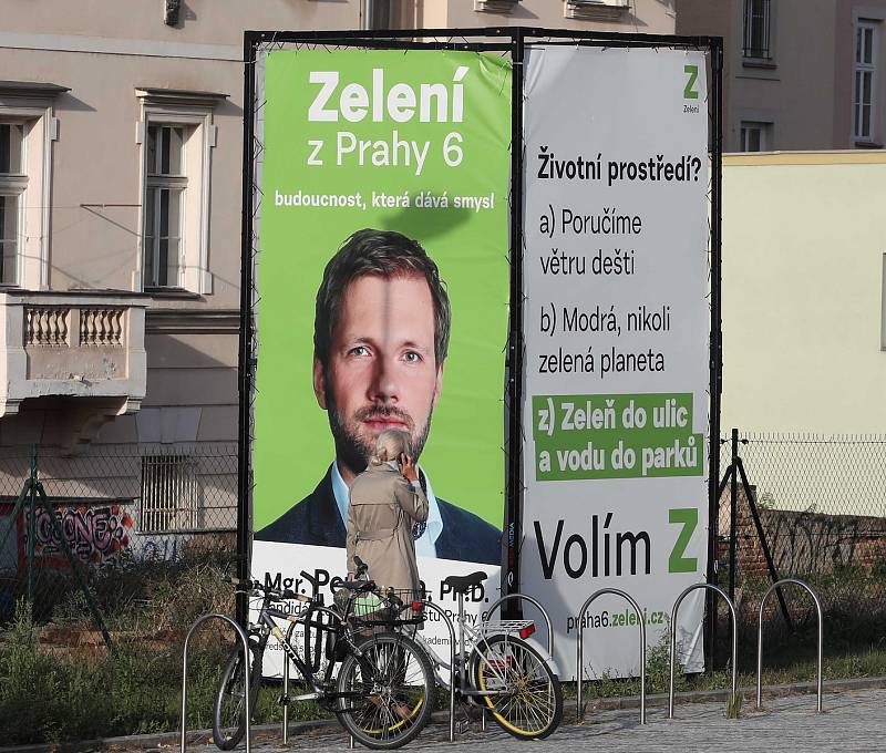 Předvolební kampaň, politické reklamy a billboardy v ulicích Prahy.