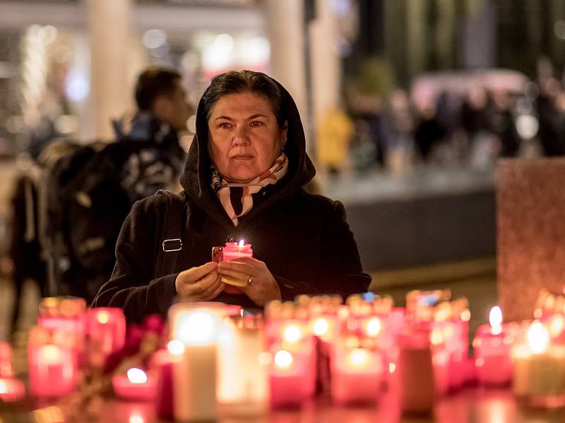 Lidé uctili památku 50. výročí upálení Jana Palacha Pochodem světla 16. ledna v Praze.