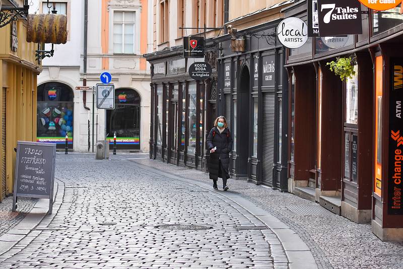 Prázdné ulice Prahy a lidé s rouškami 18. března 2020. Karlova ulice.