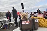 Protest proti zavření škol. Na Vltavu vyjely lodě s dýdžeji a protestujícími.