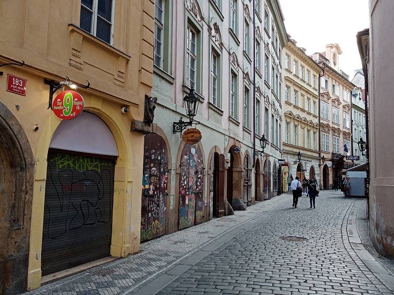 Někde funguje výdejní okénko, někde i sezení pro jednotlivce u stolečku. Jinde mají úplně zavřeno. Oblast Karlovy ulice a okolí je stále nezvykle klidná, ale do "vylidněnosti" z loňského prvního lockdownu má daleko.