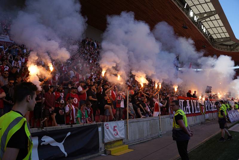 Sezonu nejvyšší fotbalové soutěže završilo velké pražské derby. Slavia ve svém Edenu podlehla Spartě 1:2.