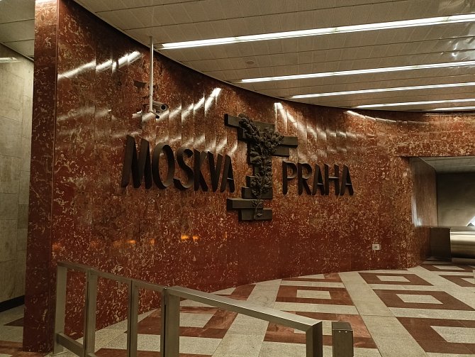Bronzový nápis Moskva - Praha ve stanici metra Anděl v Praze. Nápis zůstává na zdi i po 35 letech od revoluce.