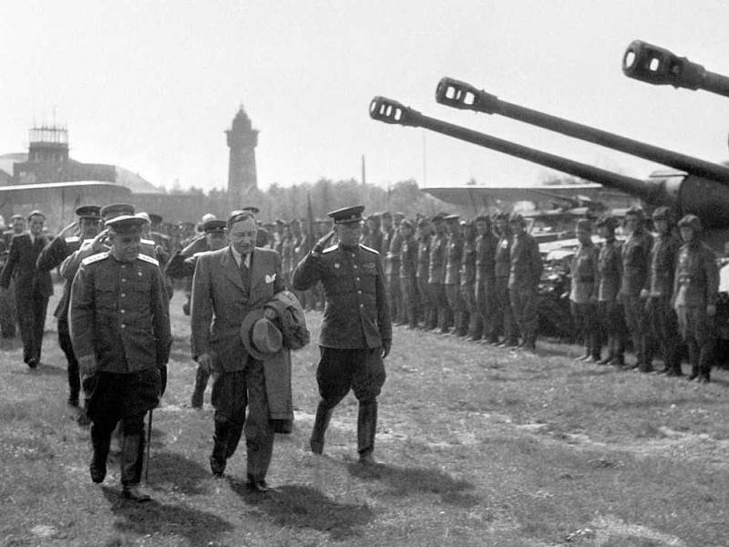 Přílet – Československá vláda přistála na kbelském letišti 10. 5. 1945 při cestě z Košic. Na fotce je její předseda Zdeněk Fierlinger (uprostřed) v doprovodu sovětského generála P. S. Rybalka (vlevo) a generála D. D. Bachmetěva, náčelníka tankové armády.