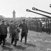 Přílet – Československá vláda přistála na kbelském letišti 10. 5. 1945 při cestě z Košic. Na fotce je její předseda Zdeněk Fierlinger (uprostřed) v doprovodu sovětského generála P. S. Rybalka (vlevo) a generála D. D. Bachmetěva, náčelníka tankové armády.