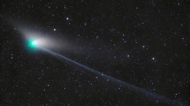 Vpravo je vidět úzký iontový ohon komety C/2022 E3 (ZTF). Prachový ohon komety ZTF se díky její pozici vůči Zemi a Slunci stáčí pryč od nás (je to vějíř "nad", tedy vlastně za kometou).
