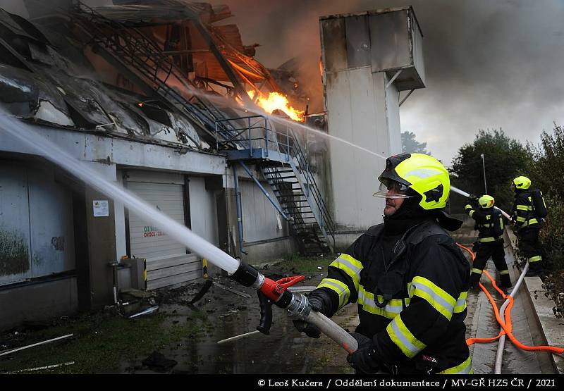 Hasiči ještě v pondělí zasahovali u požáru haly v Praze-Uhříněvsi.