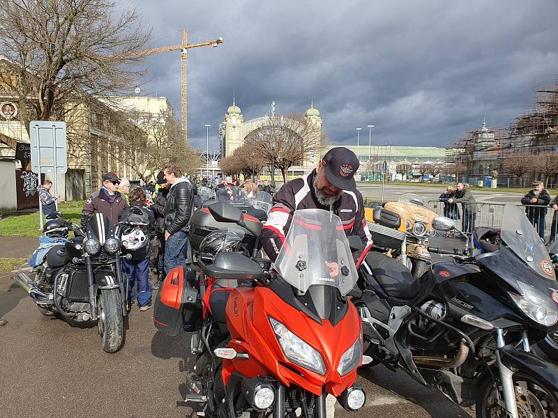 Kolona motorkářů jako pocta novému prezidentovi Petru Pavlovi.