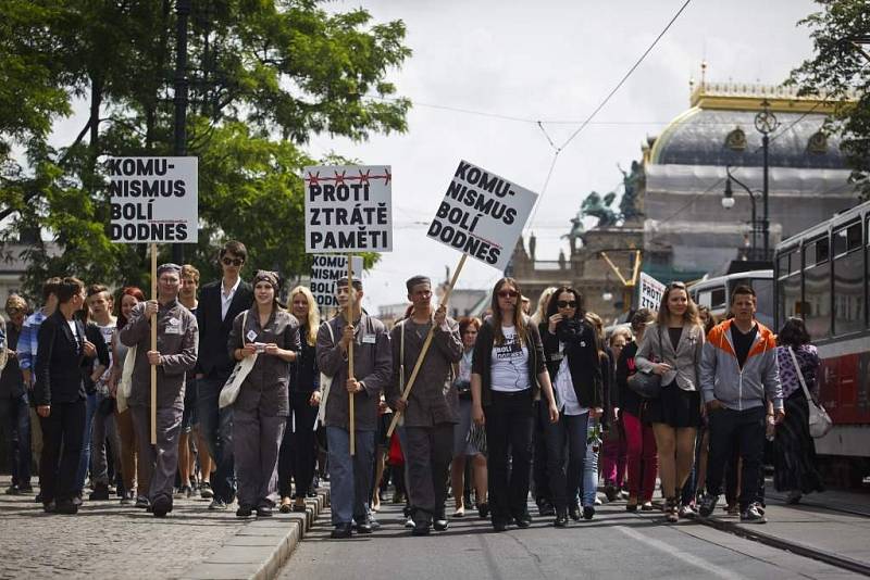 Pietní průvod Prahou jako připomínka justiční vraždy Milady Horákové.