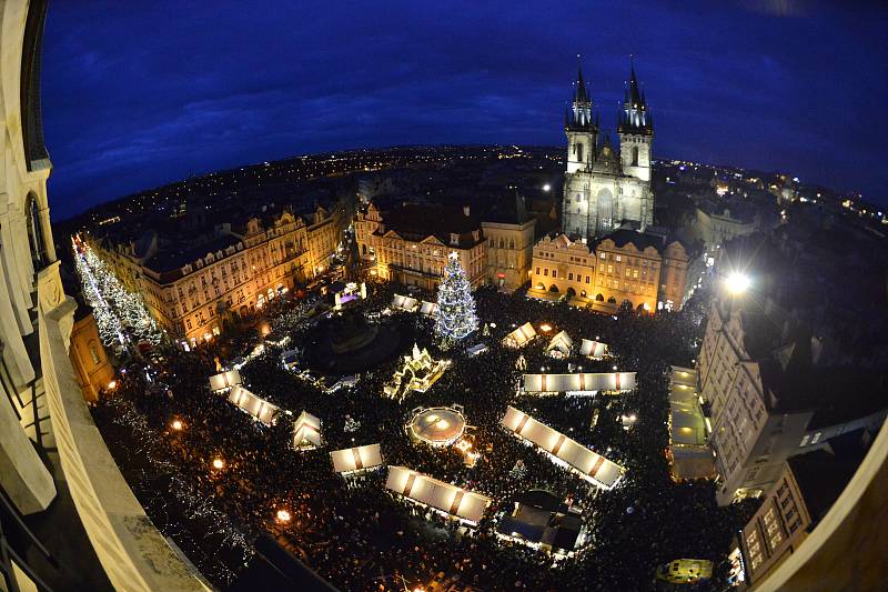 V sobotu 30. listopadu 2019 byl v Praze na Staroměstském náměstí rozsvícen vánoční strom.