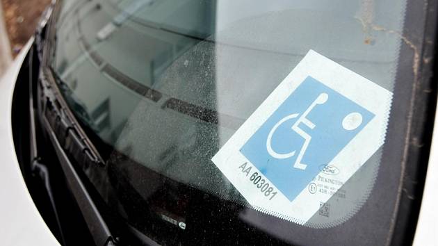 Z jednadvaceti parkovacích míst budou tři pro invalidy. Moc či málo?