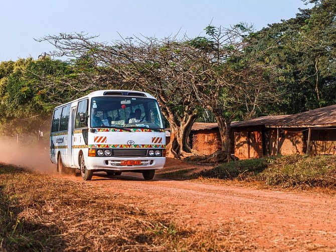 Toulavý autobus zprostředkovává cesty kamerunských školáků za poznáním goril.