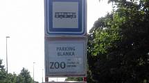 Možnosti parkování návštěvníků pražské zoo se po dobu prázdnin rozšíří. Technická správa komunikací upravila prostranství u Povltavské ulice nedaleko Trojského mostu, kde vznikla nová záchytná plocha.