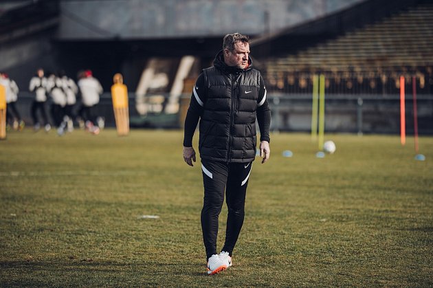 Coach Pavel Vrba led Sparta Prague training for the first time.