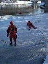 Pražští hasiči absolvovali pravidelný výcvik sebezáchrany a záchrany osob na zamrzlé vodní ploše