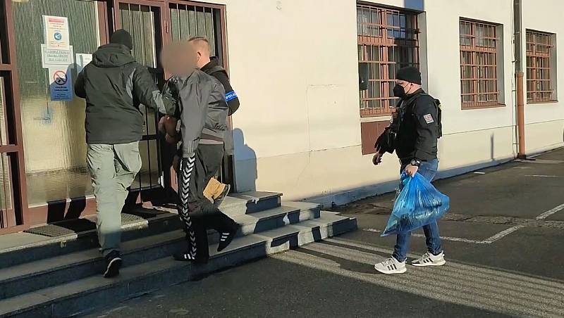 Policie zadržela pachatele loupežného přepadení banky na Smíchově.