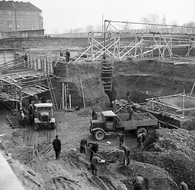 Pokládání základů pro budovu Technického muzea v Praze na Letné. 22. 3. 1939.