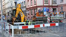 Vážné dopravní komplikace na příjezdu do centra Prahy po magistrále způsobila havárie vodovodního potrubí. Od nedělního večera jsou uzavřeny dva ze čtyř pruhů v Legerově ulici.