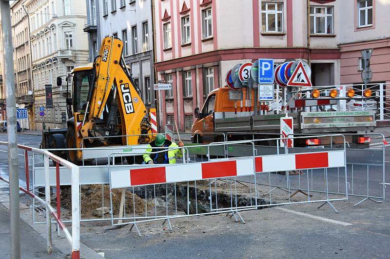 Vážné dopravní komplikace na příjezdu do centra Prahy po magistrále způsobila havárie vodovodního potrubí. Od nedělního večera jsou uzavřeny dva ze čtyř pruhů v Legerově ulici.