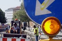 Uzavírky a výluky na pražských silnicích řidiče netěší. Letní prázdniny jsou však k opravám silnic ve městech nejvhodnějším obdobím. 