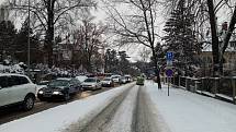 Sněhová kalamita komplikuje 8. února 2021 dopravu v Praze a okolí. Snímek je z ulice Pevnostní.