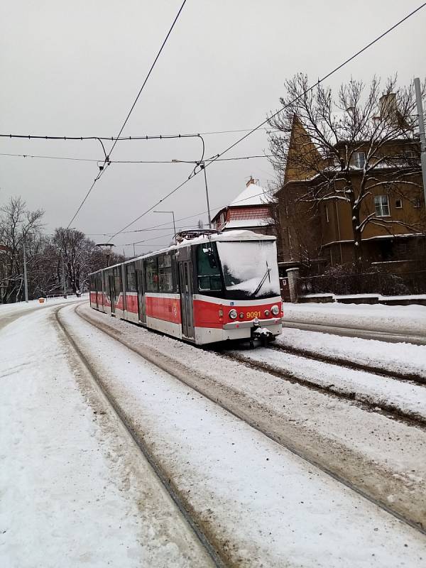 Sněhová kalamita komplikuje 8. února 2021 dopravu v Praze a okolí. Snímek je ze zastávky Hládkov směr Malovanka.