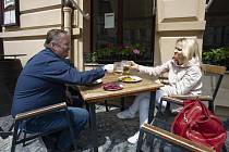 Hosté sedí na jedné z restauračních zahrádek v centru Prahy, které se 17. května 2021 mohly otevřít po uvolnění protikoronavirových opatření.