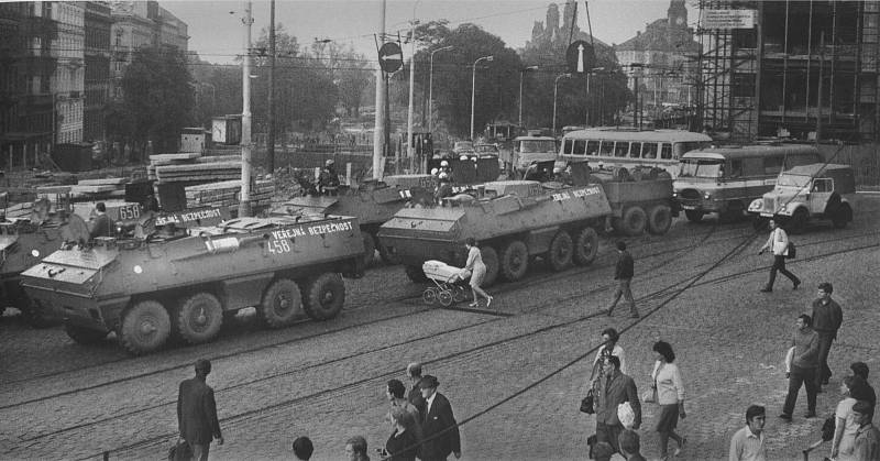 Obrněné transportéry VB zablokovaly pražské ulice, srpen 1969.