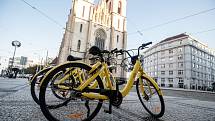 Bikesharing v podobě žlutých kol Ofo začal 16. října na pražském Strossmayerově náměstí.