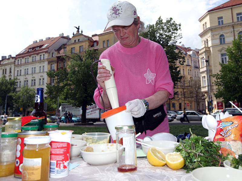 Na náměstí Jiřího z Poděbrad v Praze vařily kuchařky bez domova.