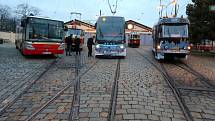 Vánočně nazdobené tramvaje v Praze.