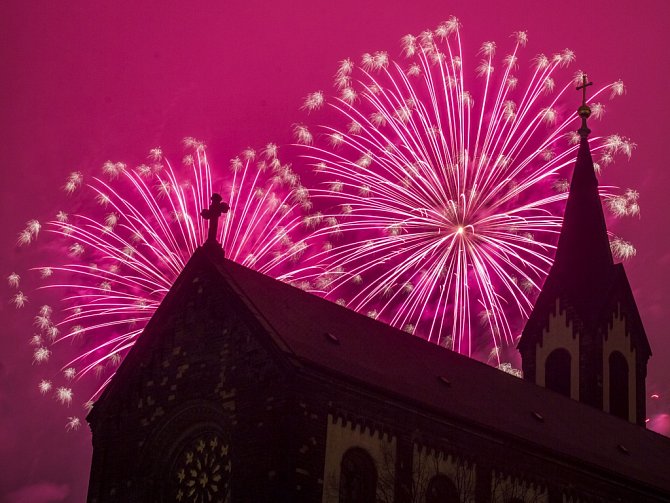 Novoroční ohňostroj byl 1. ledna odpalovám poprvé z pražského Vítkova. Na snímku je v popředí kostel svatého Cyrila a Metoděje v Praze 8-Karlíně na Karlínském náměstí.